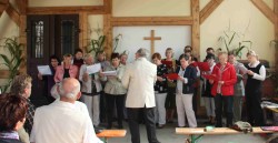 Mit einem Gottesdienst wird das Herbstfest 2011 auf dem Niederschindmaaser Mühlenhof eröffnet. Der Kirchenchor sorgt für die Musik. 