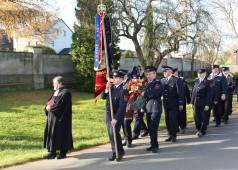 Nach dem Gottesdeinst am Volkstrauertag legt die Freiwillige Feuerwehr einen Kranz am Denkmal für die in den beiden  Weltkriegen gefallenen Soldaten nieder und gedenkt der verstorbenen Feuerwehr-Kameraden.