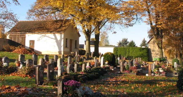 Hunde nur angeleint auf dem Friedhof