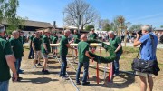 Erstes Maibaumsetzen am neuen Dorfzentrum
