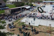 Erster Maibaum in Dennheritz eröffnet das neue Dorfzentrum