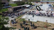 Erstes Maibaumsetzen am neuen Dorfzentrum