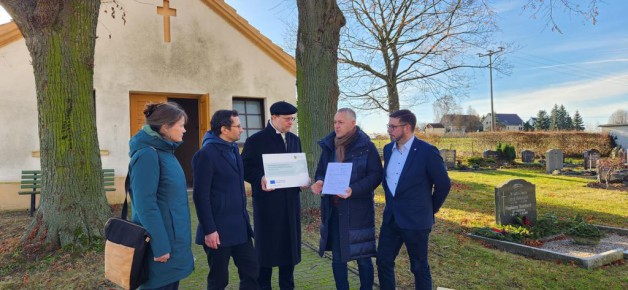 Fördermittelbescheid für die Sanierung der Aufbahrungshalle übergeben