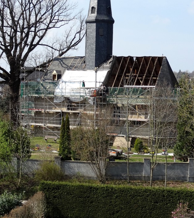 Zimmerleute reparieren Kirchendach